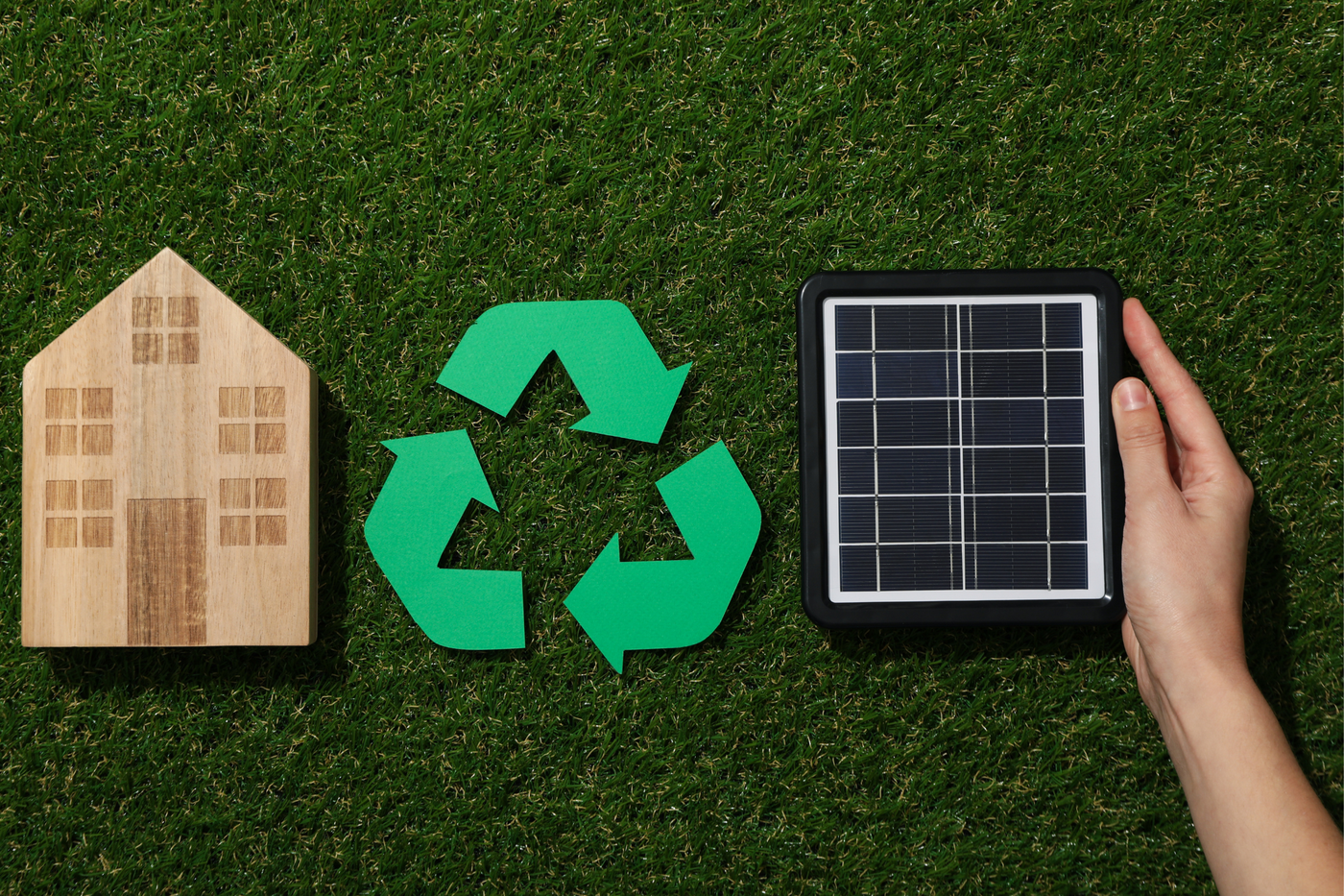 Haus mit Recycling Zeichen und Solarpanel